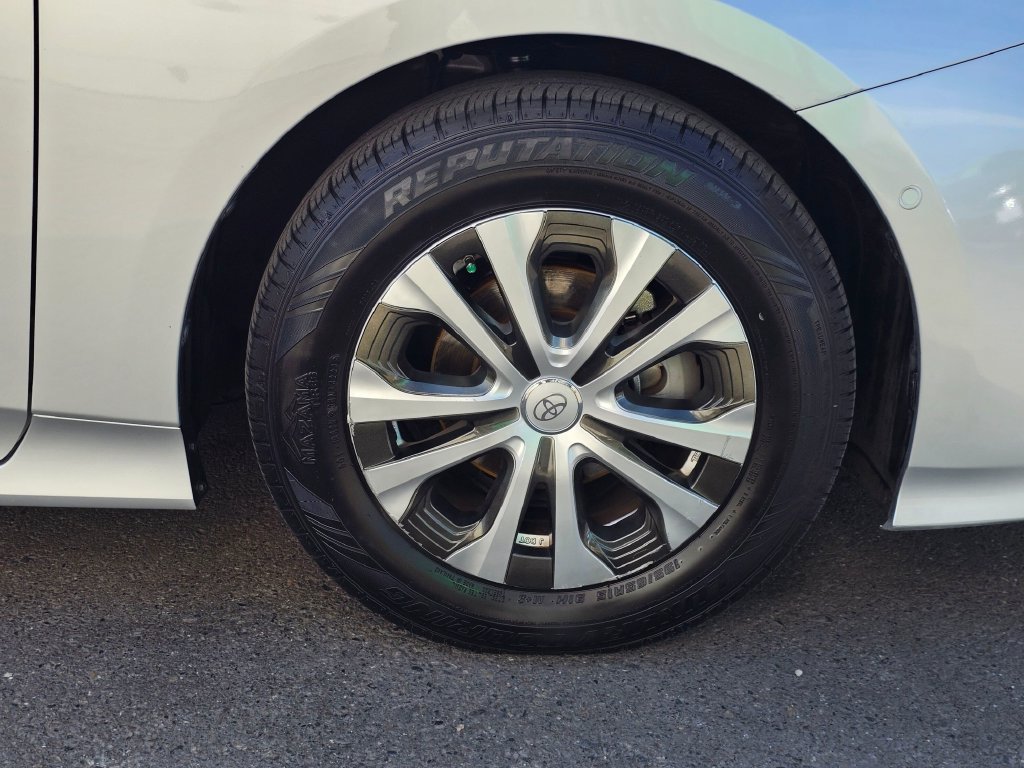 Used 2021 Toyota Prius LE AWD/4WD image 9
