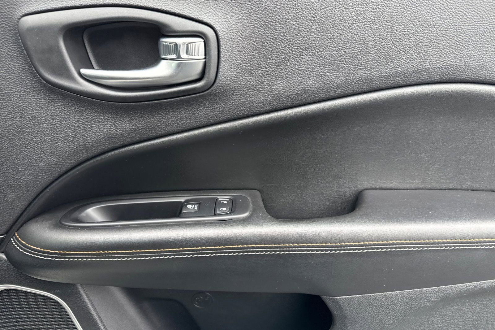 Used 2018 Jeep Compass Latitude w/ Popular Equipment Group image 19