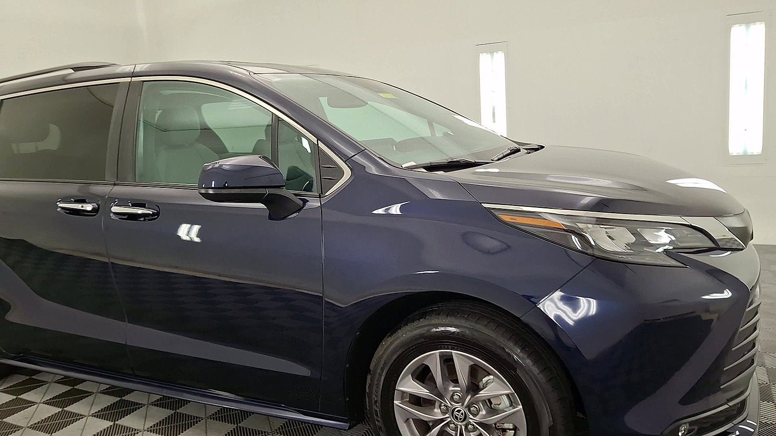 Used 2025 Toyota Sienna XLE AWD/4WD image 6