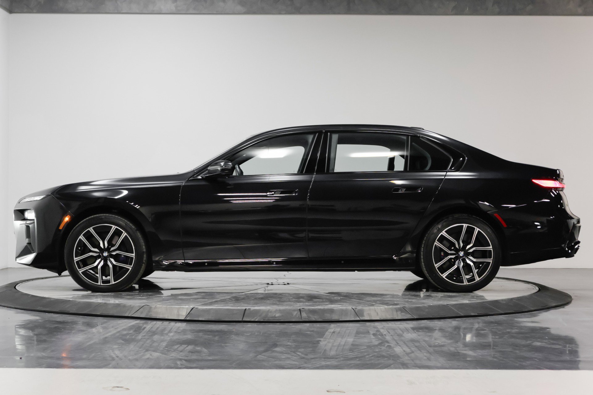 Used 2023 BMW 760i xDrive w/ Executive Package image 20