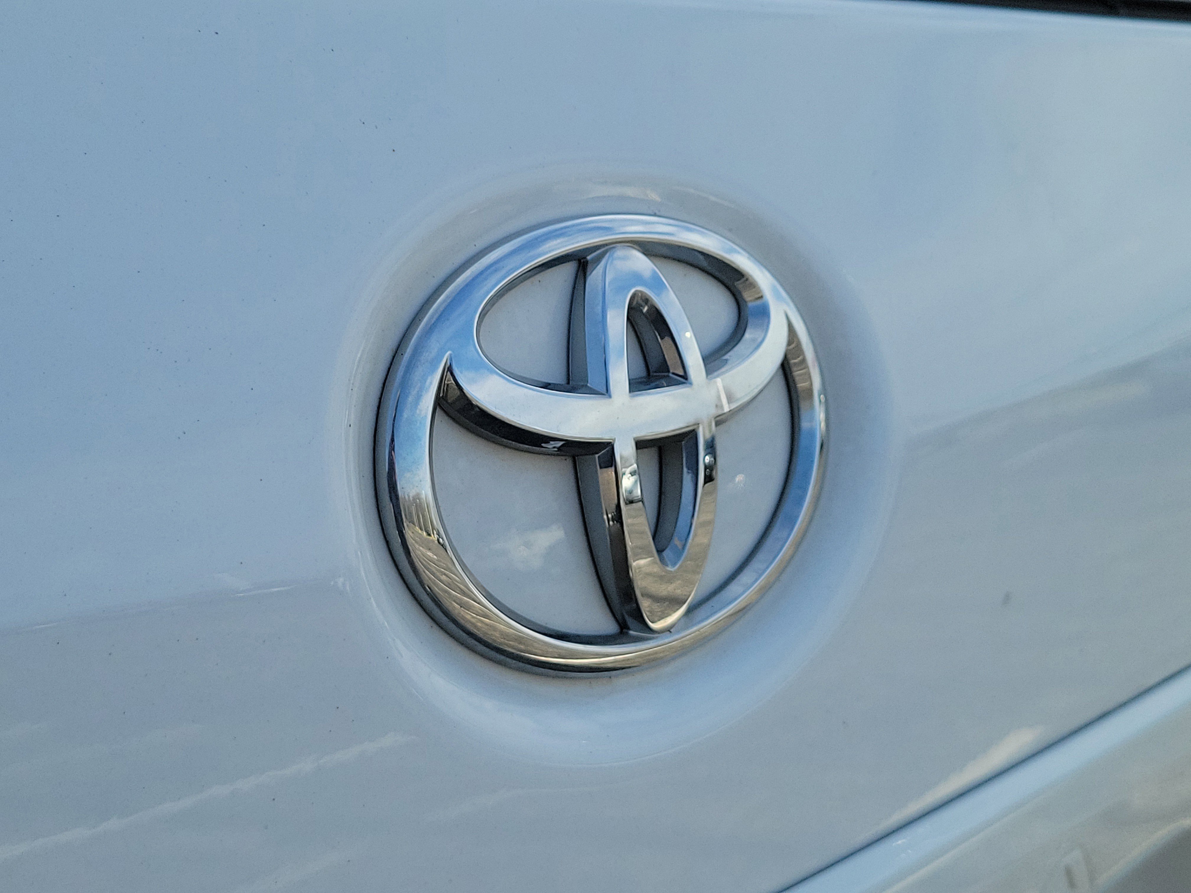 Used 2019 Toyota Sienna LE w/ Carpet Mat Package image 6