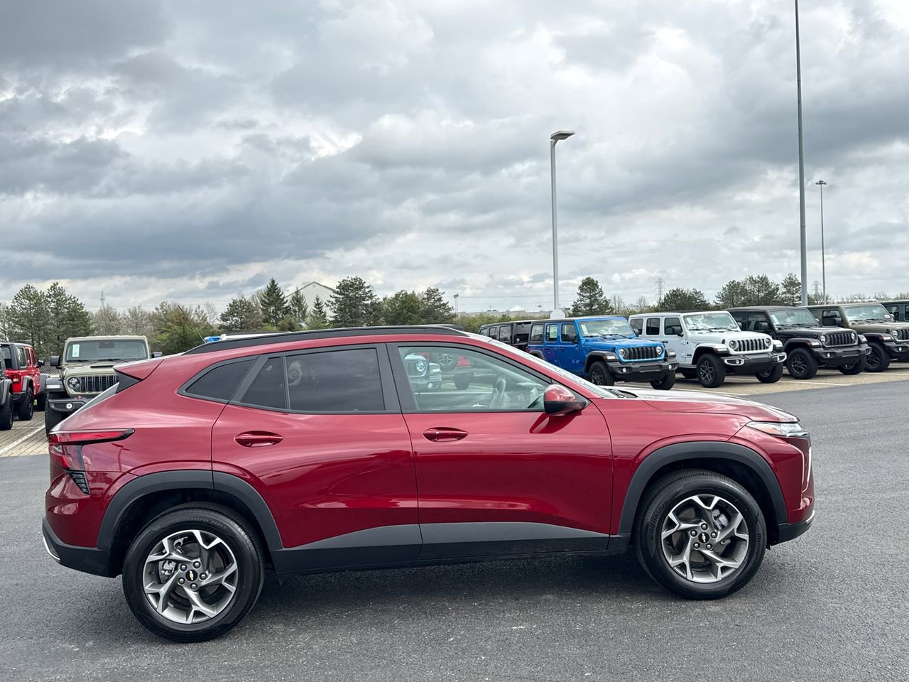 Used 2025 Chevrolet Trax LT w/ LT Convenience Package image 2