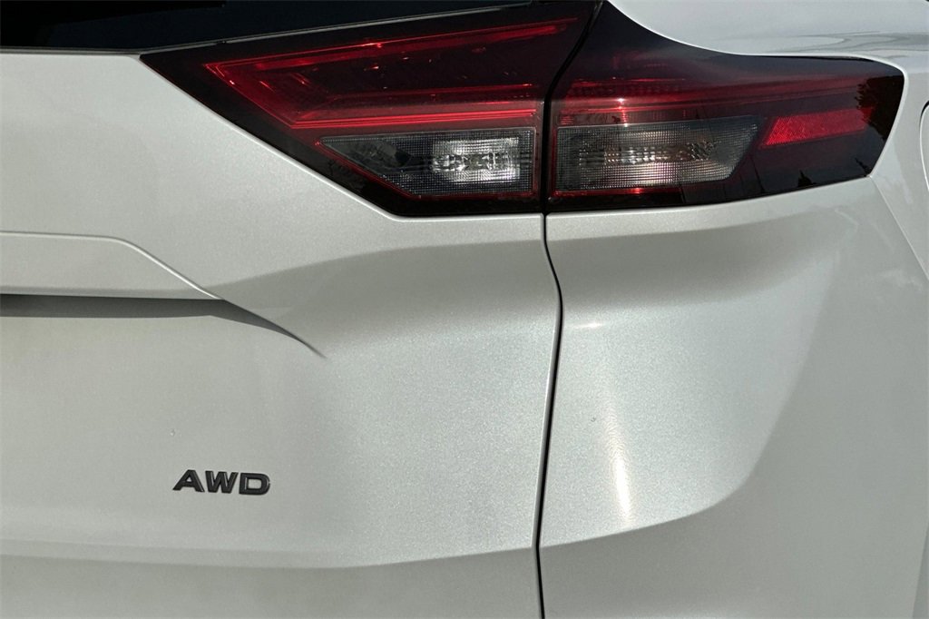 Used 2025 Nissan Rogue SV image 29