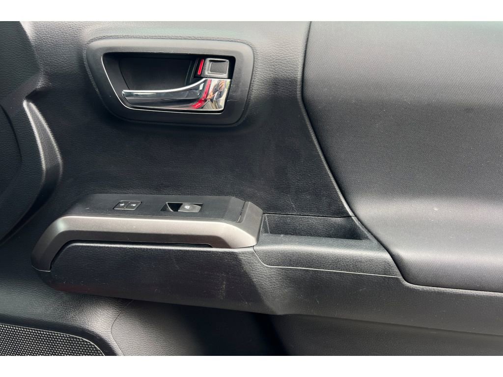 Used 2019 Toyota Tacoma TRD Sport w/ Technology Package AWD/4WD image 18