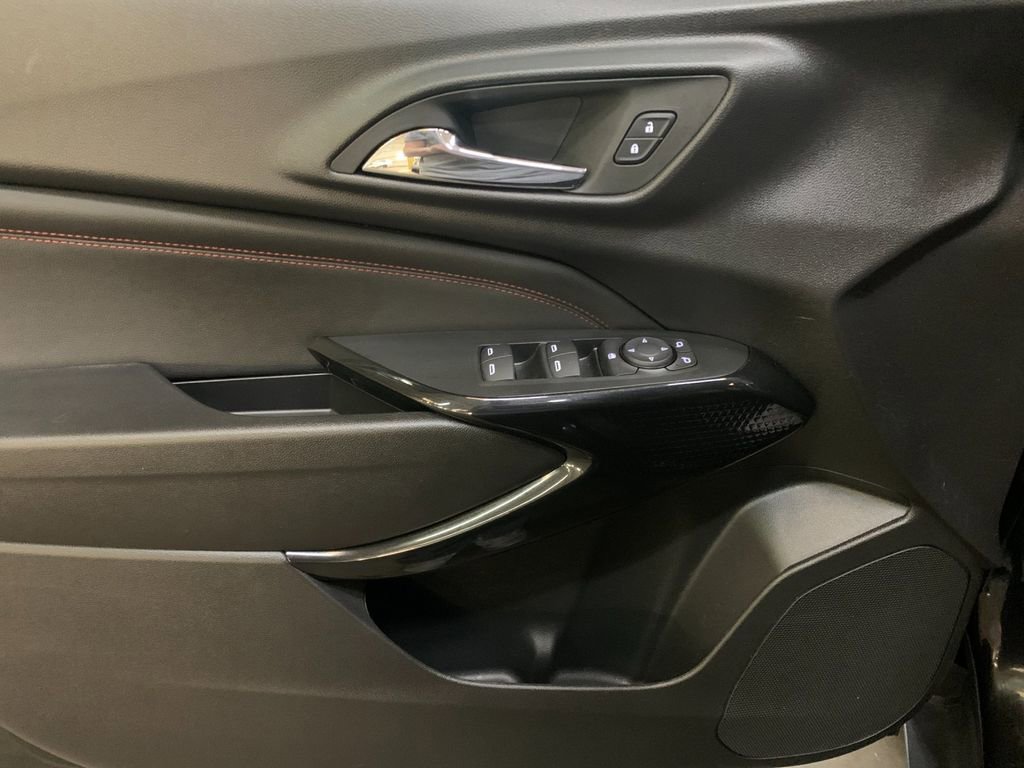 Used 2025 Chevrolet Trax RS w/ Sunroof Package image 11