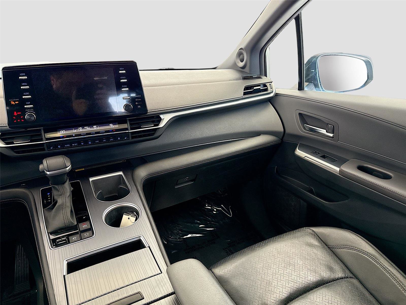 Used 2023 Toyota Sienna XSE image 31