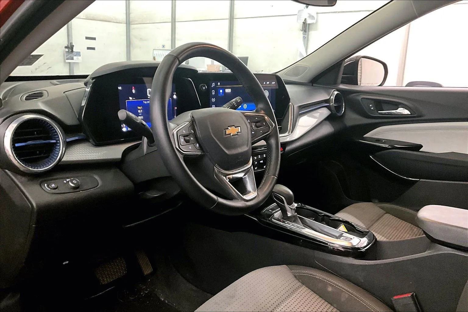 Used 2024 Chevrolet Trax LT w/ LT Convenience Package image 12