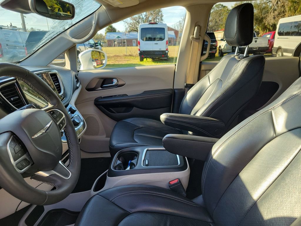 Used 2022 Chrysler Pacifica Touring-L image 15