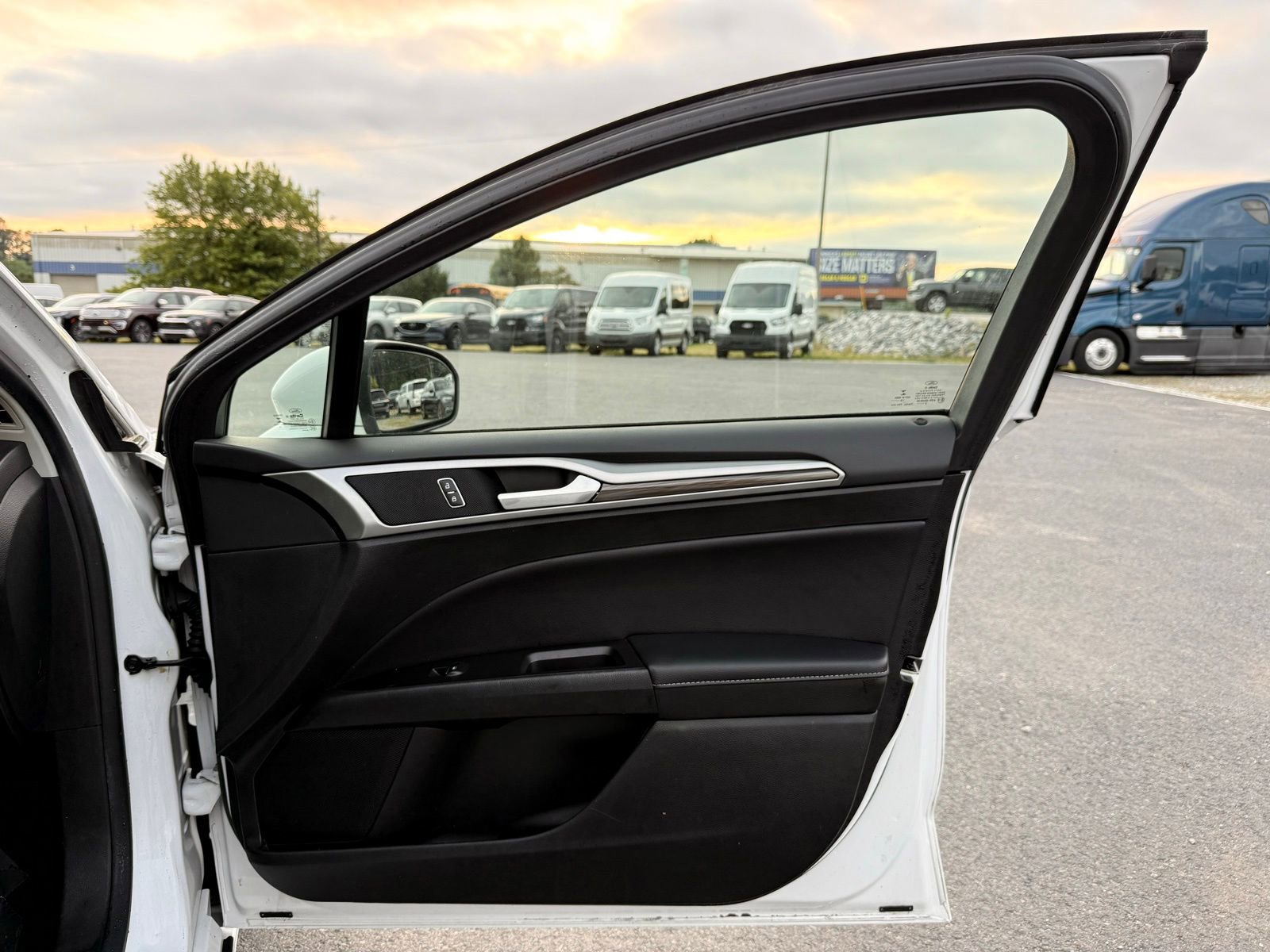 Used 2018 Ford Fusion SE w/ Equipment Group 602A FWD image 19
