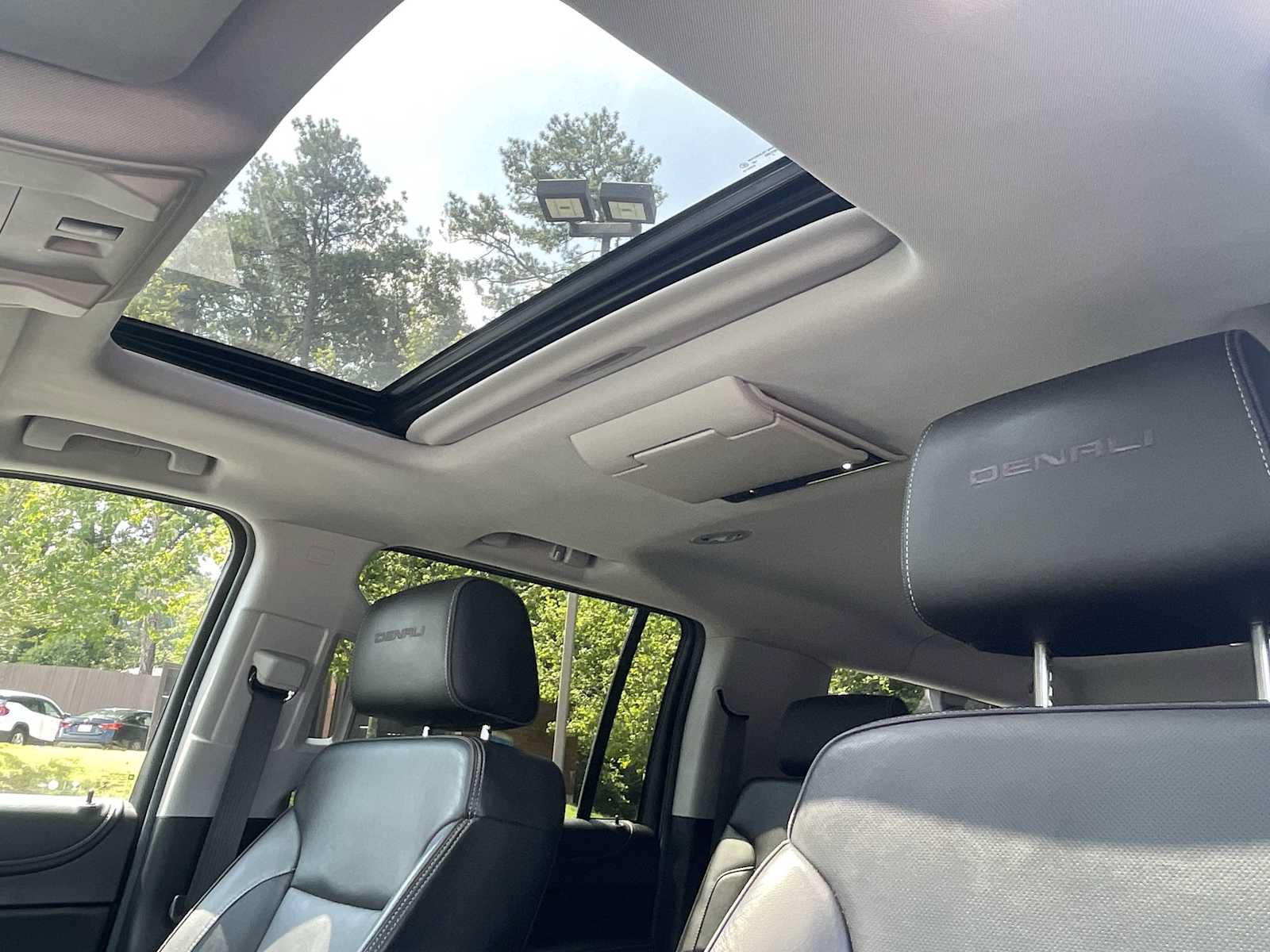Used 2018 GMC Yukon XL Denali w/ Denali Ultimate Package RWD image 11