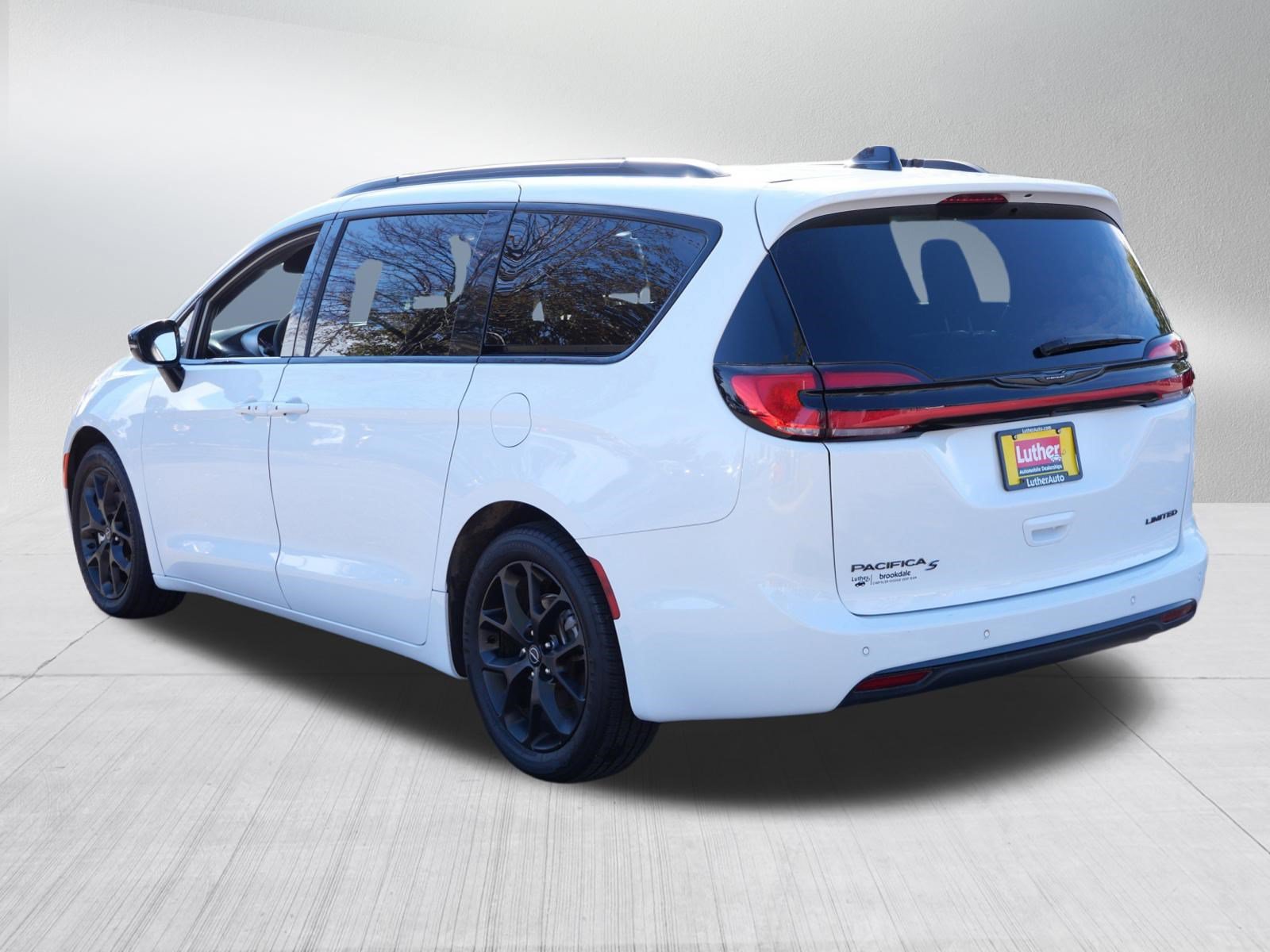 Used 2025 Chrysler Pacifica Limited FWD image 5