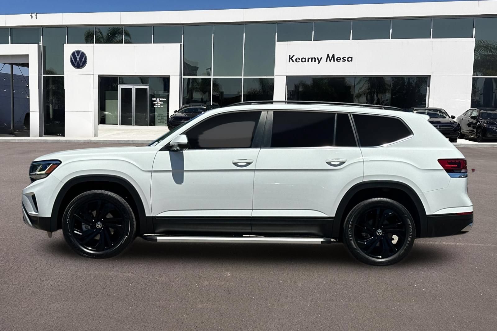 Used 2023 Volkswagen Atlas SE w/ Black Wheel Package FWD image 7