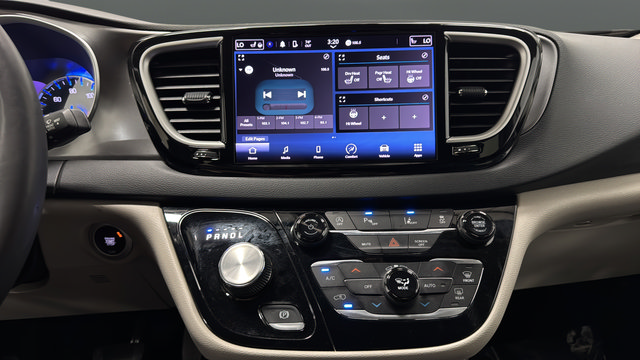 Used 2023 Chrysler Pacifica Touring-L FWD image 11