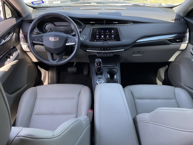 Used 2023 Cadillac XT4 Luxury w/ Cold Weather Package FWD image 10