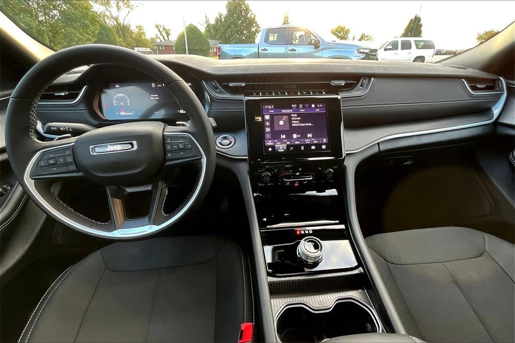 New 2025 Jeep Grand Cherokee Laredo X w/ Luxury Tech Group I image 5