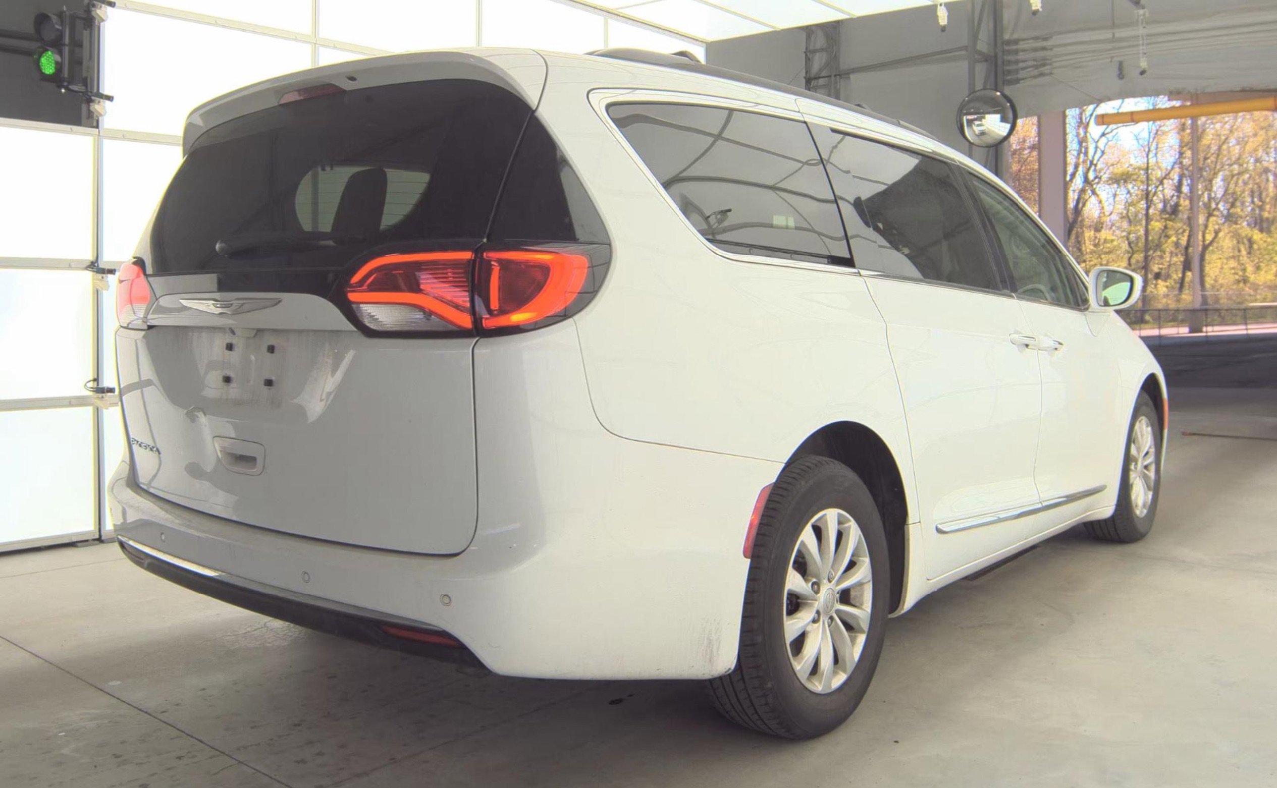Used 2017 Chrysler Pacifica Touring-L FWD image 4