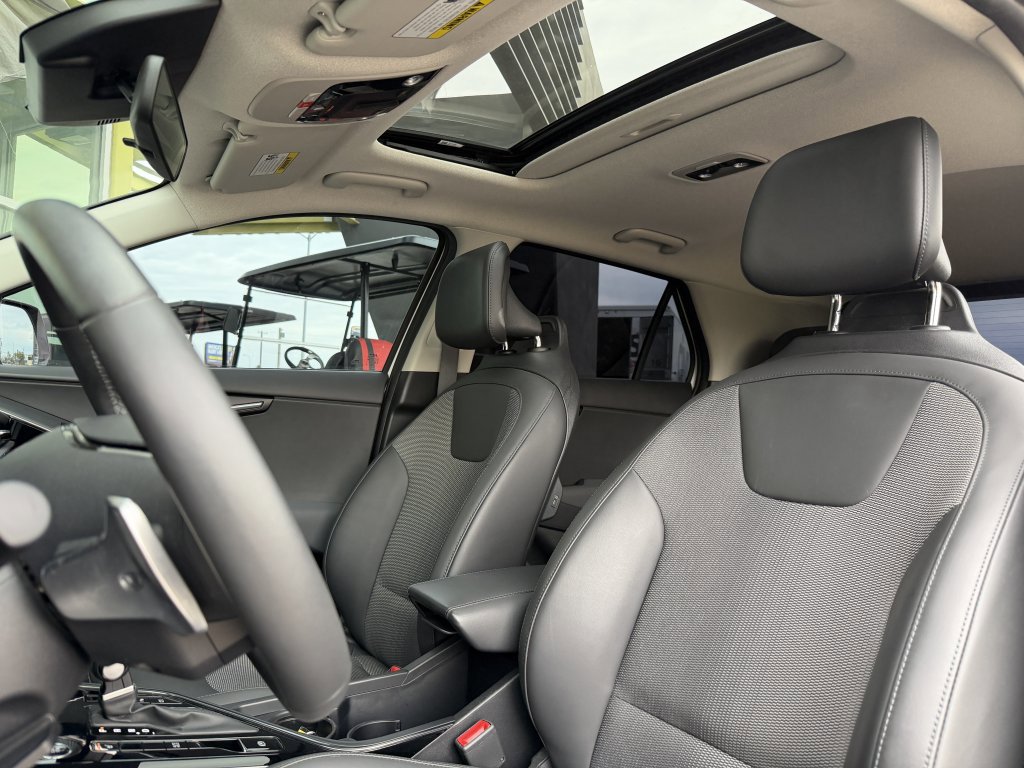 Used 2023 Kia Niro EX Touring image 32