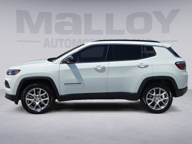 Used 2024 Jeep Compass Latitude AWD/4WD image 2