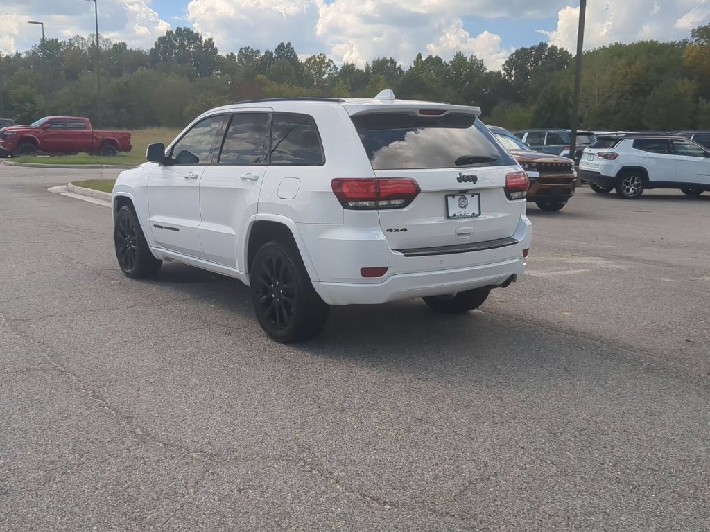 Used 2018 Jeep Grand Cherokee Altitude AWD/4WD image 3