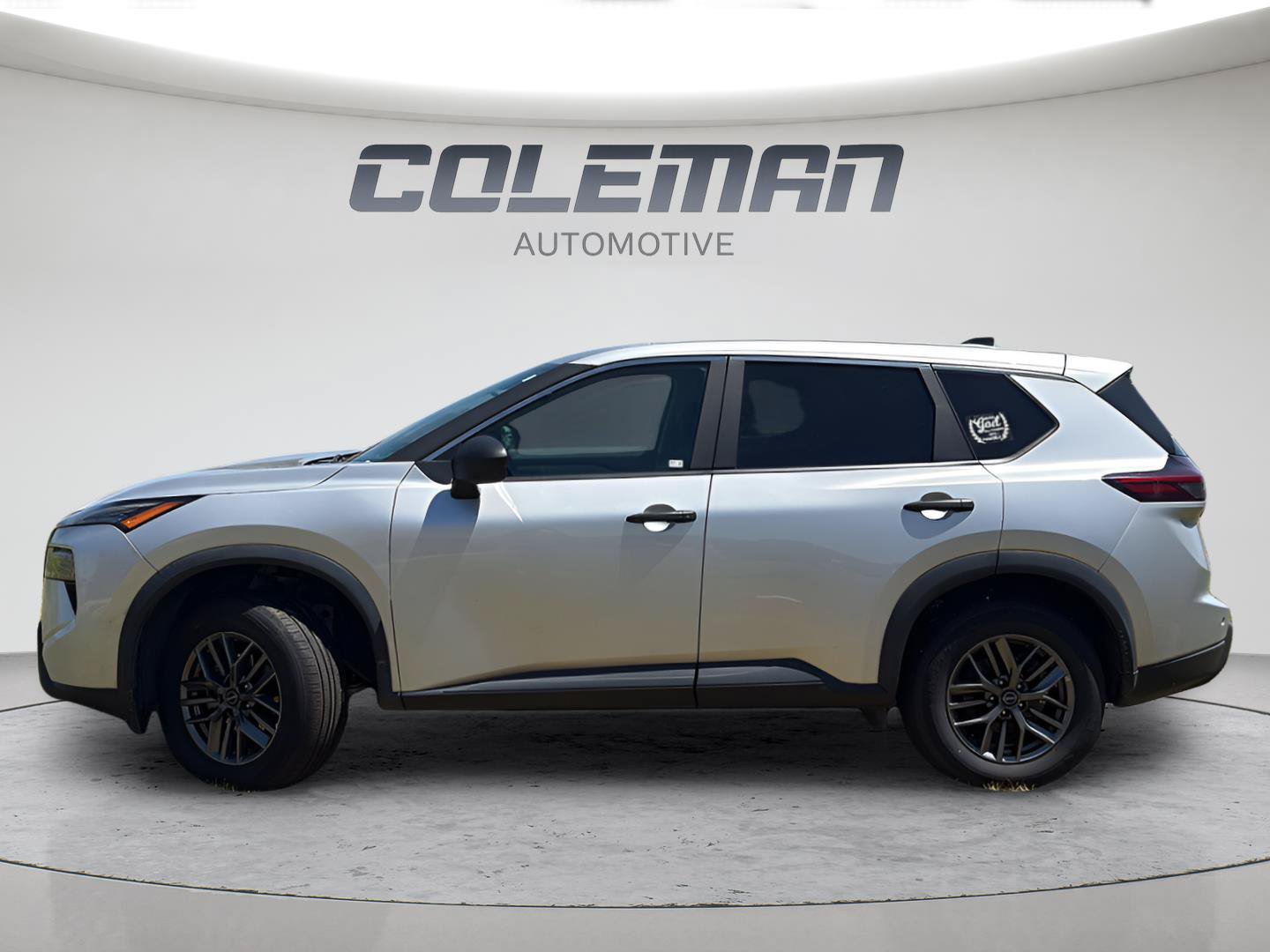 Used 2024 Nissan Rogue S AWD/4WD image 2