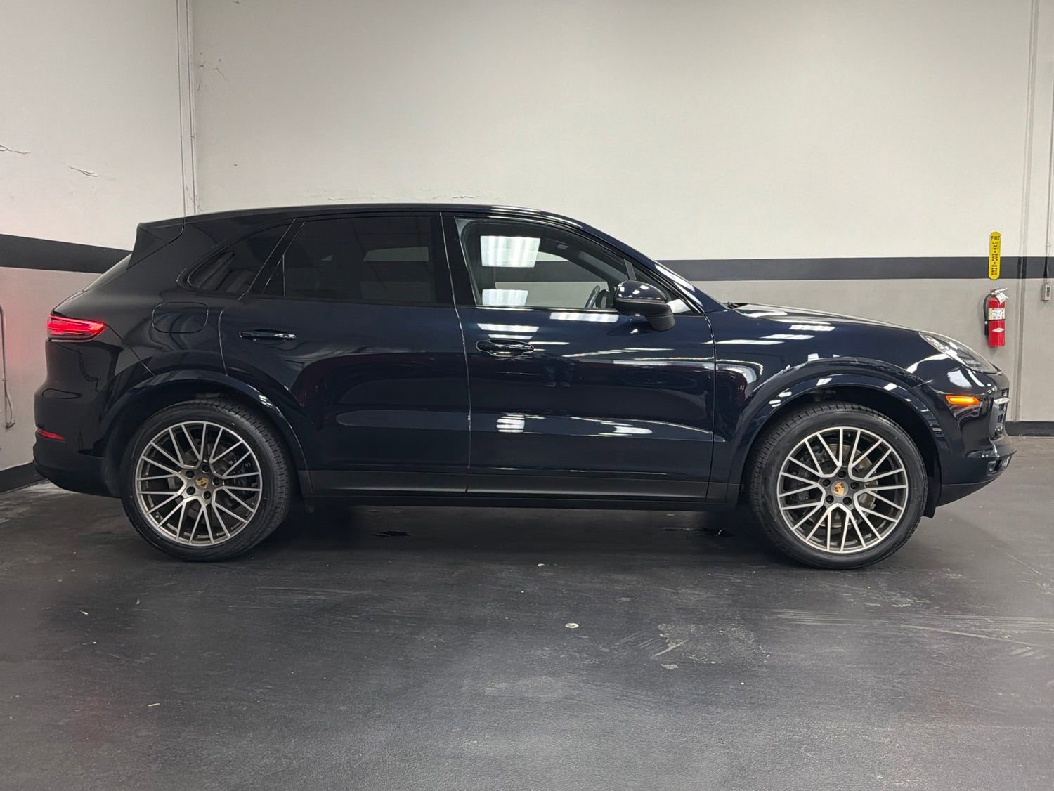 Used 2023 Porsche Cayenne AWD/4WD image 6