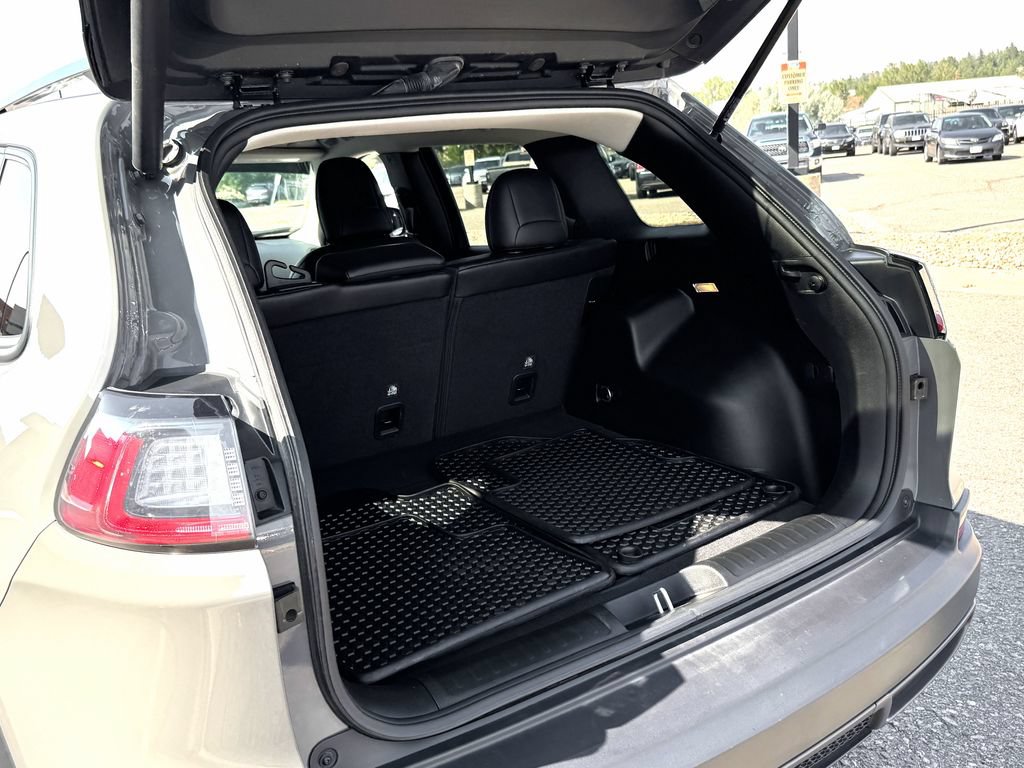 Used 2022 Jeep Cherokee Trailhawk w/ Premium Leather Package AWD/4WD image 12