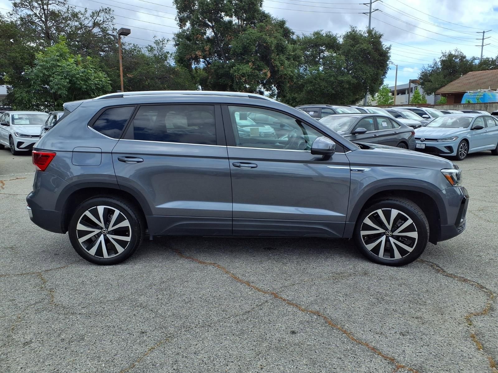 Used 2023 Volkswagen Taos SE w/ Panoramic Sunroof Package FWD image 3
