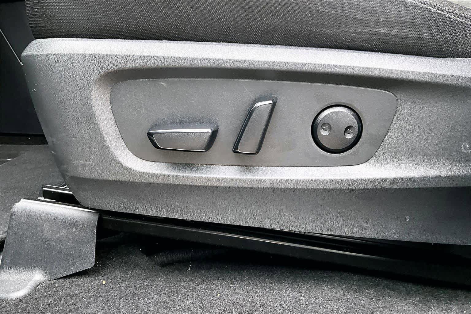 Used 2025 Nissan Pathfinder SV image 32