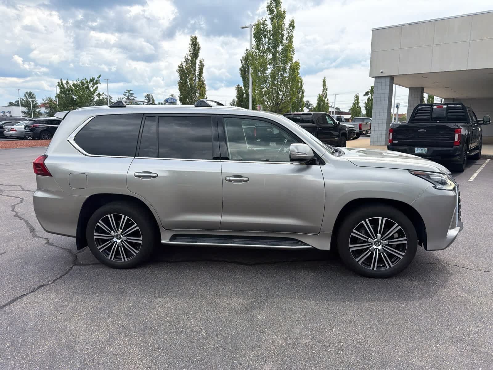 Used 2019 Lexus LX 570 4WD w/ Luxury Package image 8