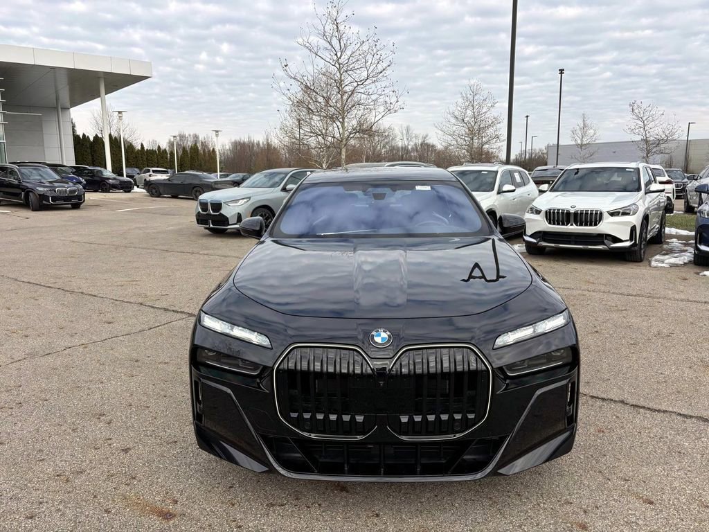 Used 2024 BMW 760i xDrive w/ Executive Package image 2