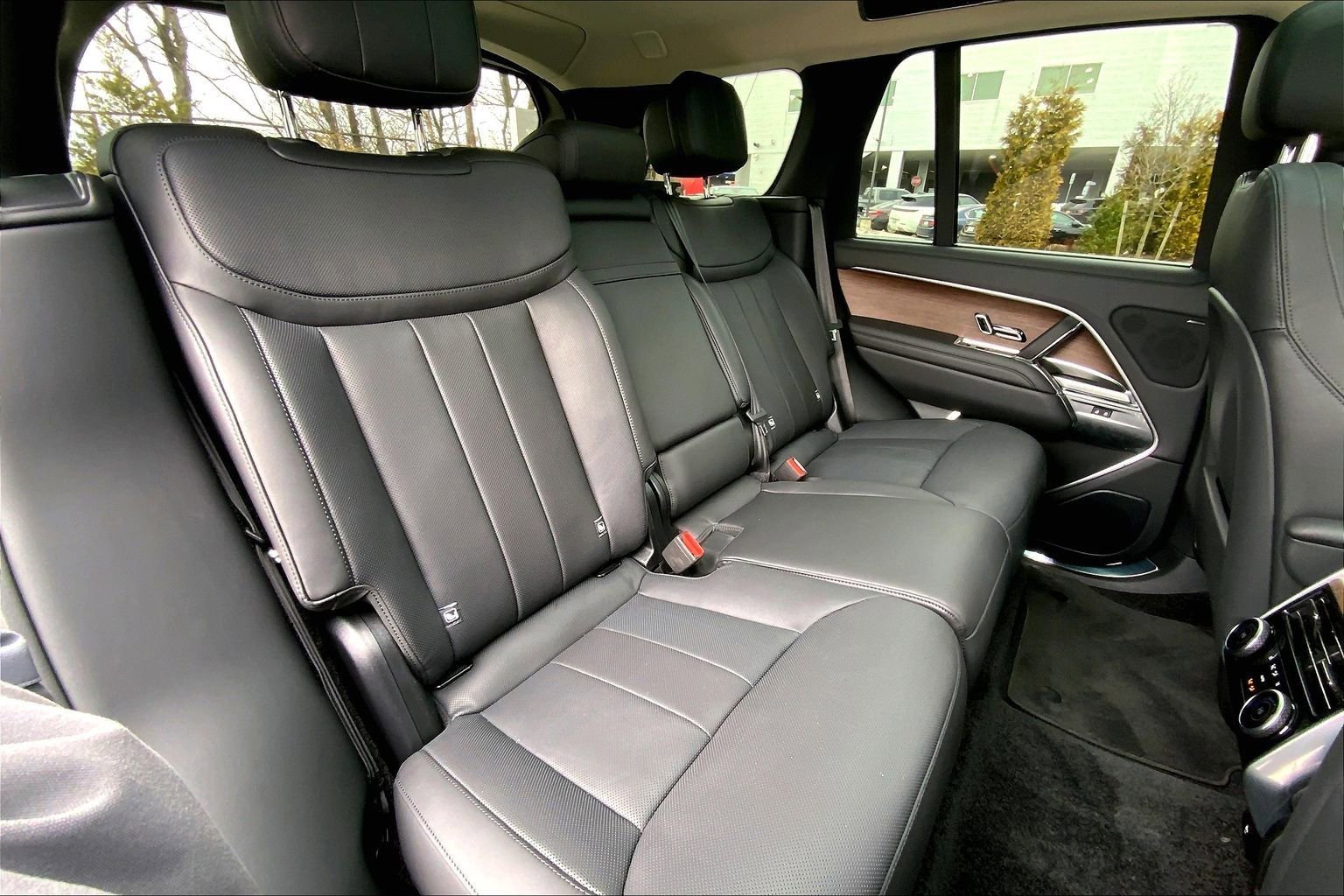 Used 2025 Land Rover Range Rover SE image 19