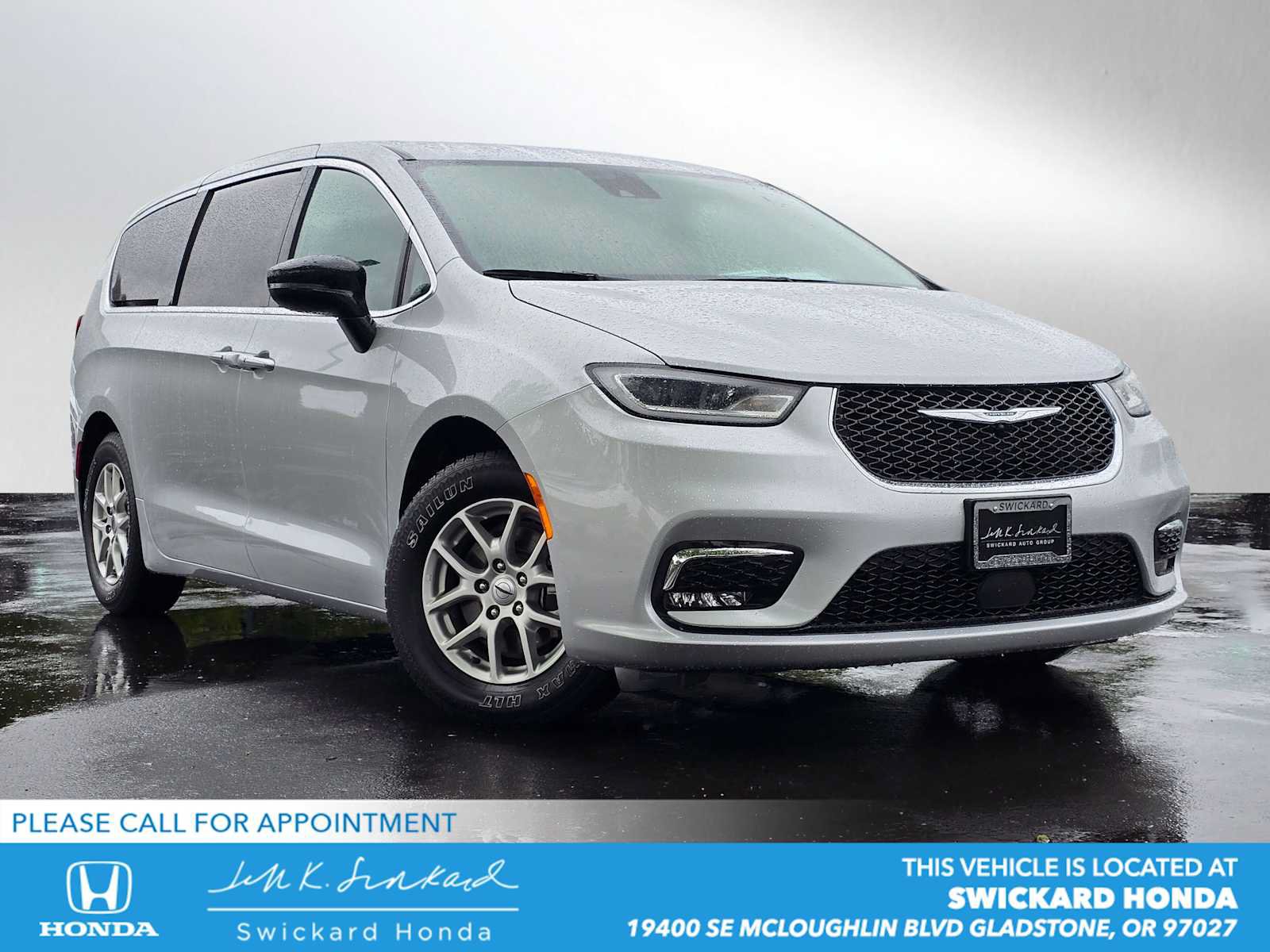 Used 2024 Chrysler Pacifica Touring-L FWD image 1