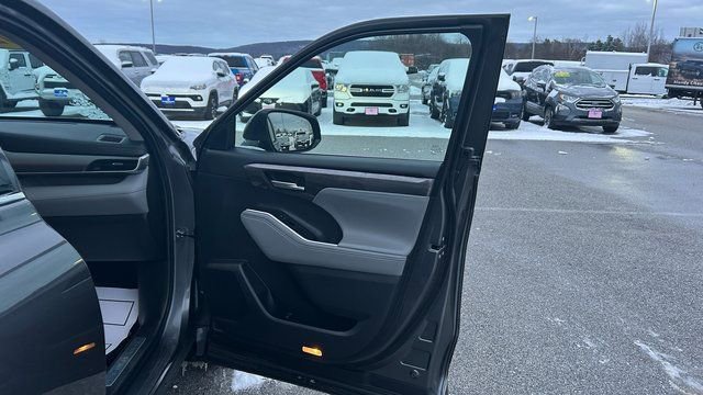 Used 2023 Toyota Highlander Limited image 43
