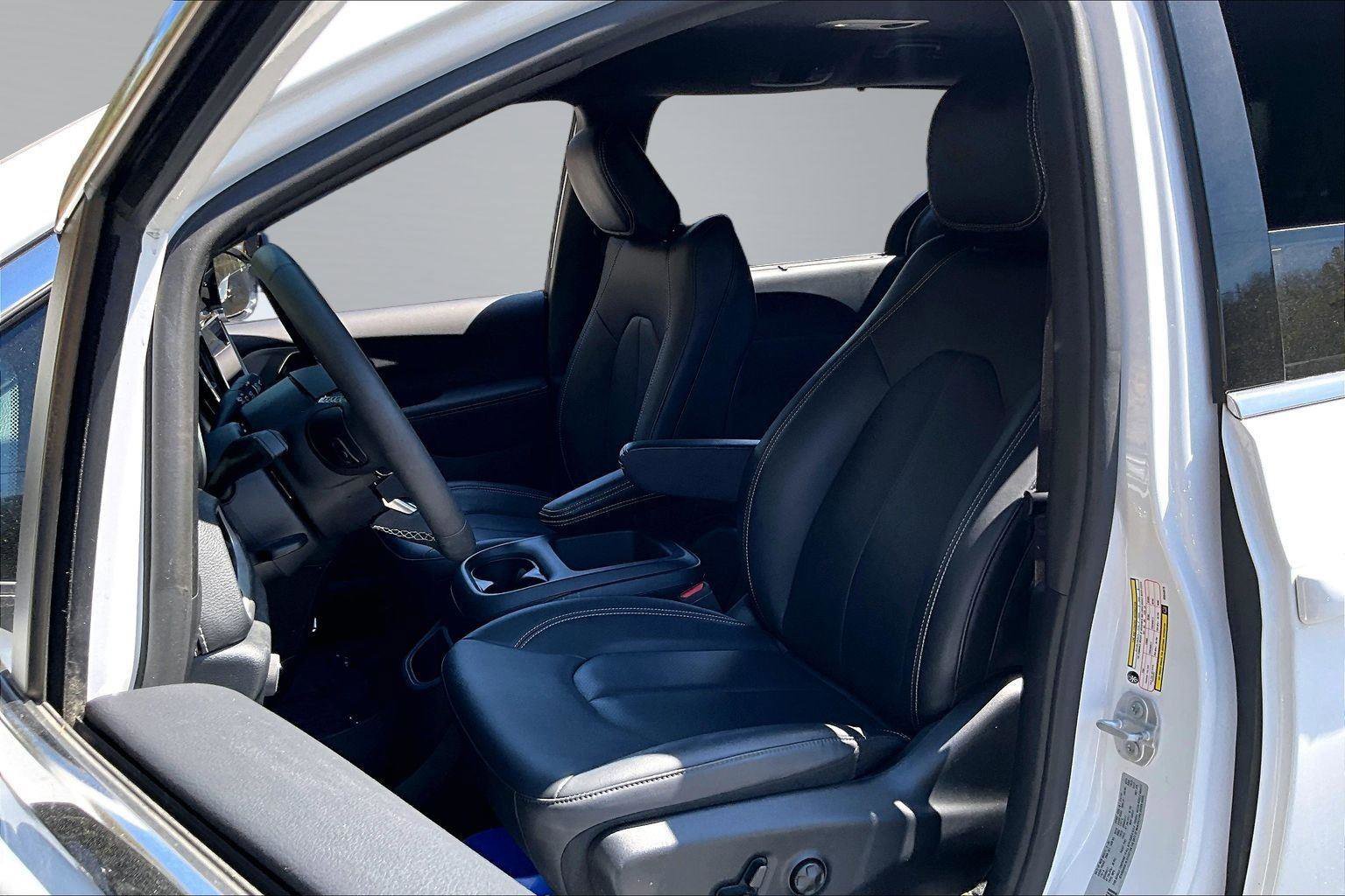 Used 2025 Chrysler Pacifica Select image 26