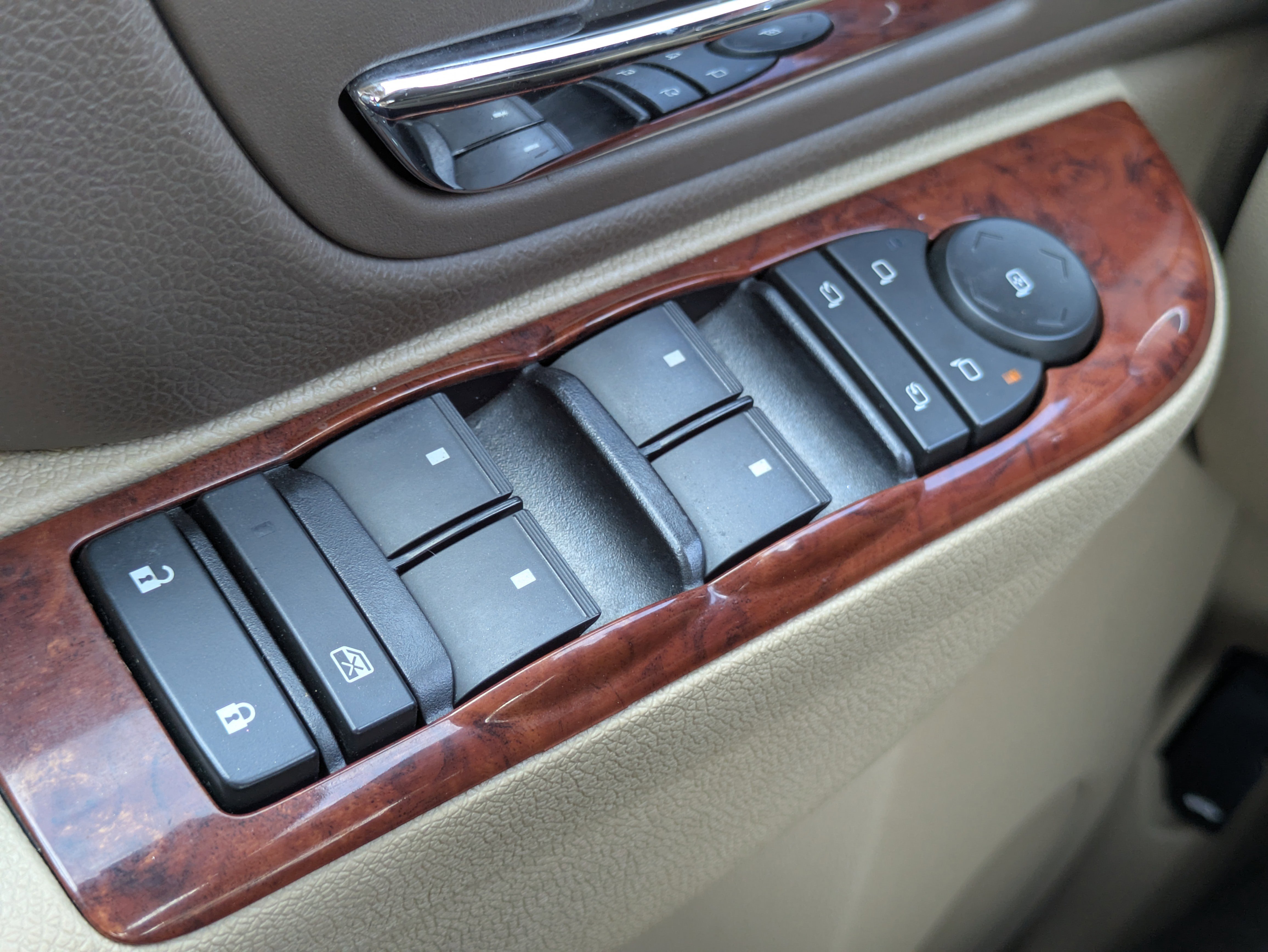 Used 2013 Chevrolet Avalanche LTZ image 12