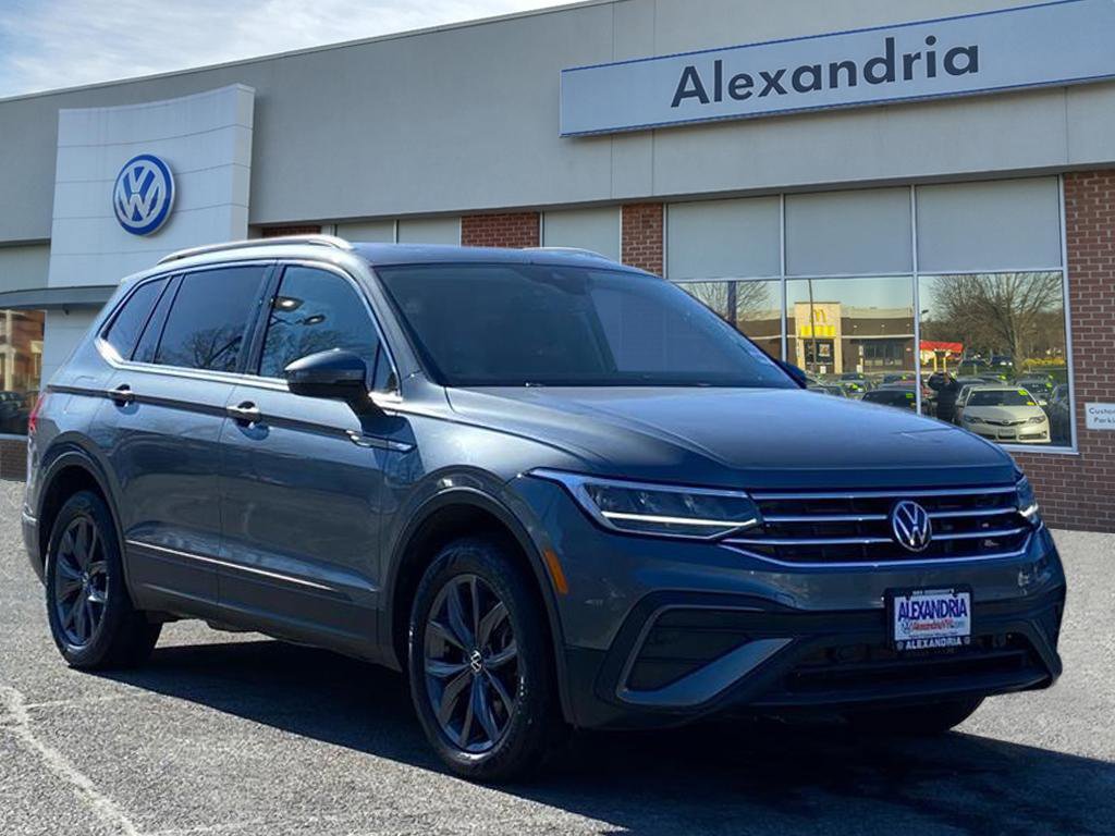 Used 2022 Volkswagen Tiguan SE w/ Panoramic Sunroof Package image 1