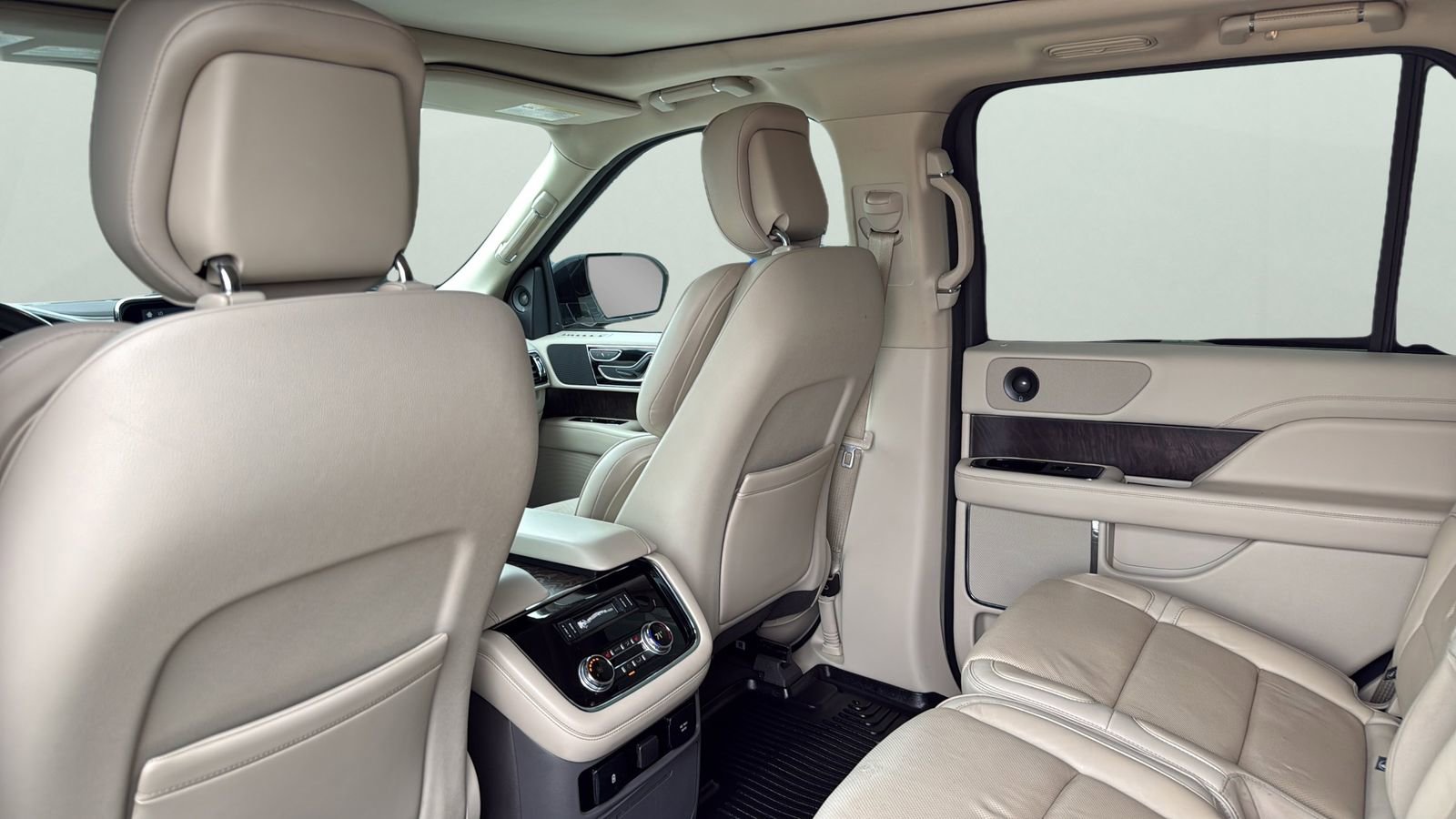 Used 2018 Lincoln Navigator Select AWD/4WD image 28