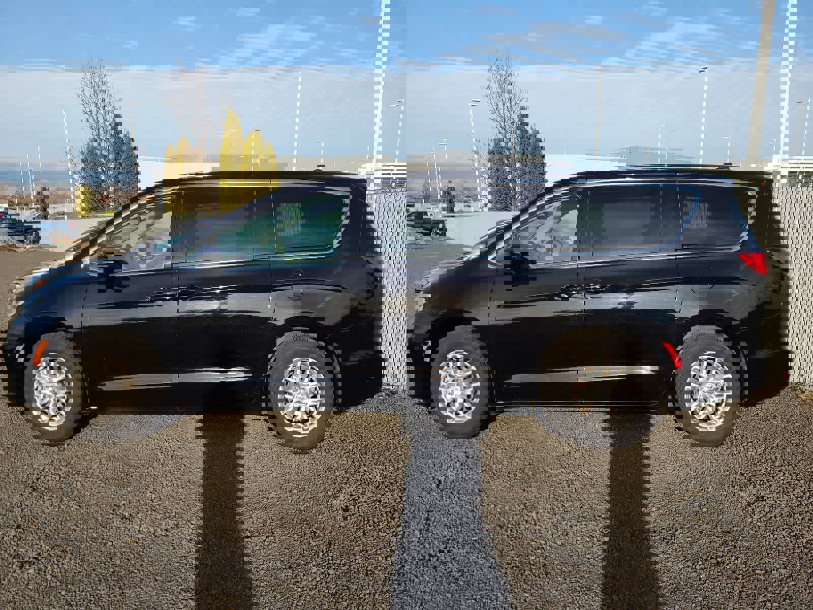 Used 2024 Chrysler Pacifica Touring-L image 2