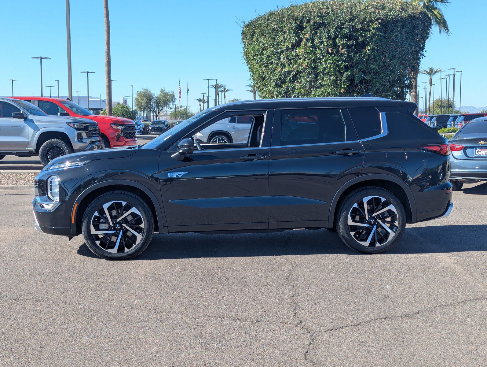 Used 2023 Mitsubishi Outlander SEL image 3