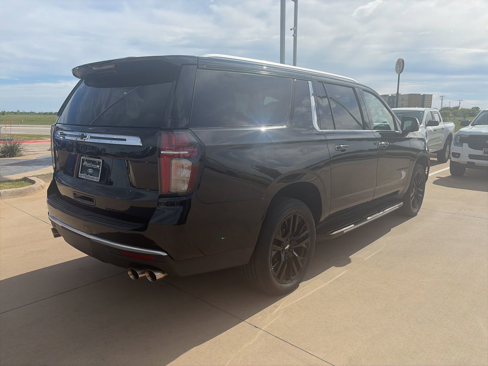 Used 2021 Chevrolet Suburban Premier w/ Premium Package image 5