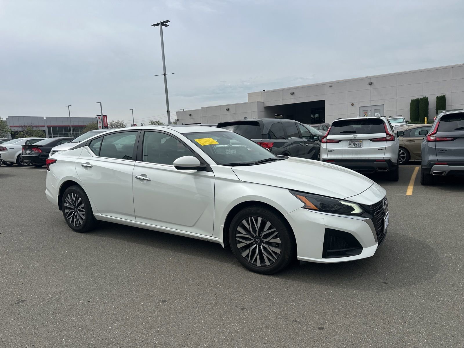 Used 2023 Nissan Altima 2.5 SV w/ SV Premium Package image 2