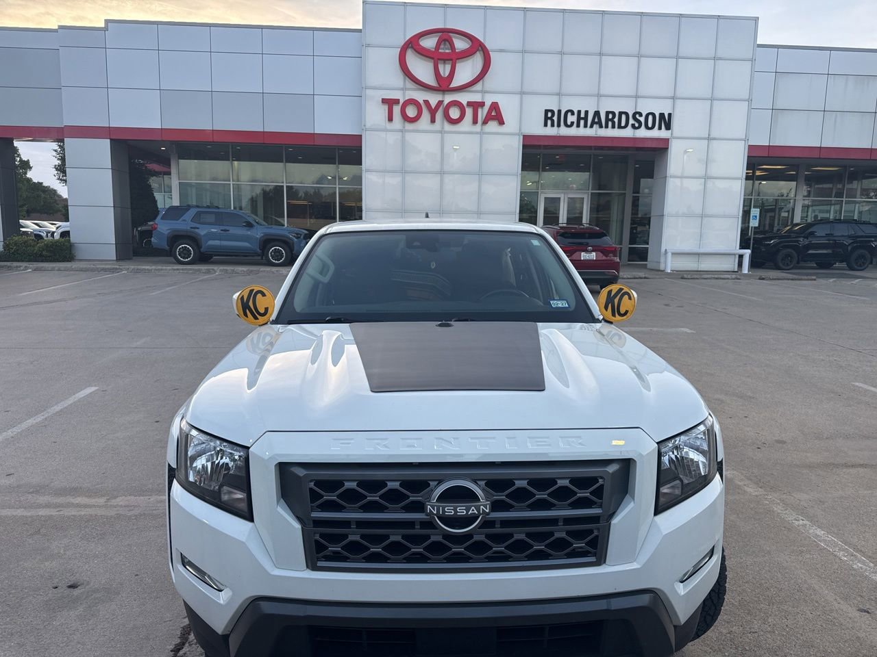 Used 2024 Nissan Frontier SV AWD/4WD image 2