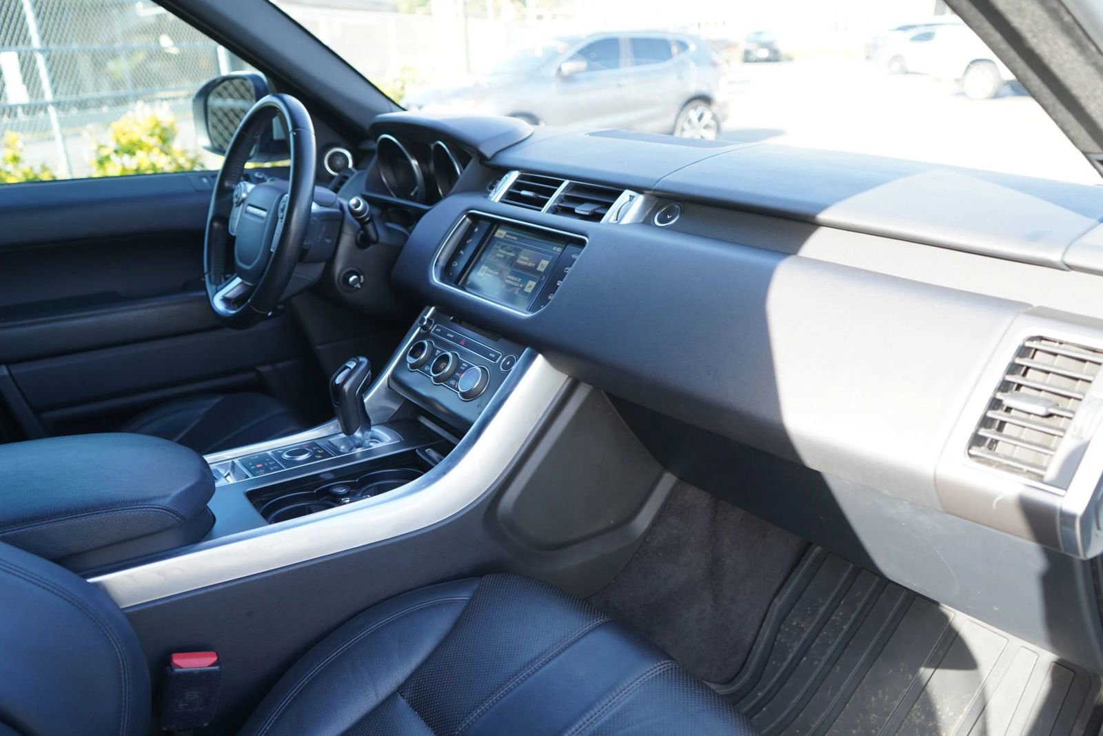 Used 2016 Land Rover Range Rover Sport SE image 17