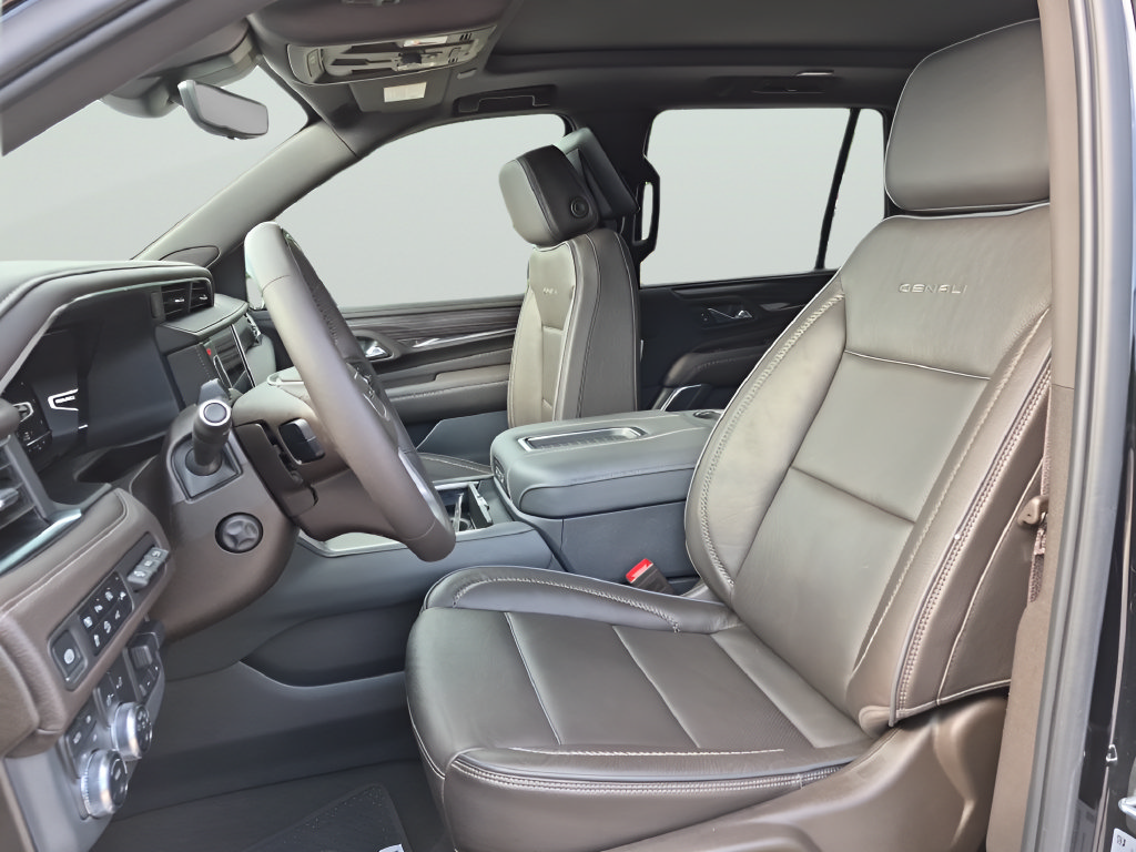 Used 2024 GMC Yukon Denali w/ Advanced Technology Package AWD/4WD image 18