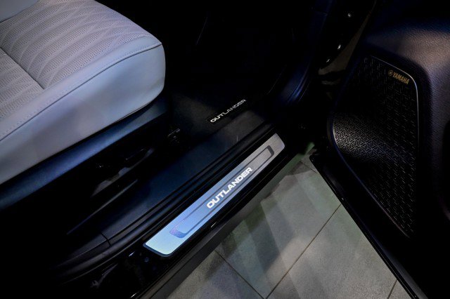 Used 2025 Mitsubishi Outlander AWD image 29