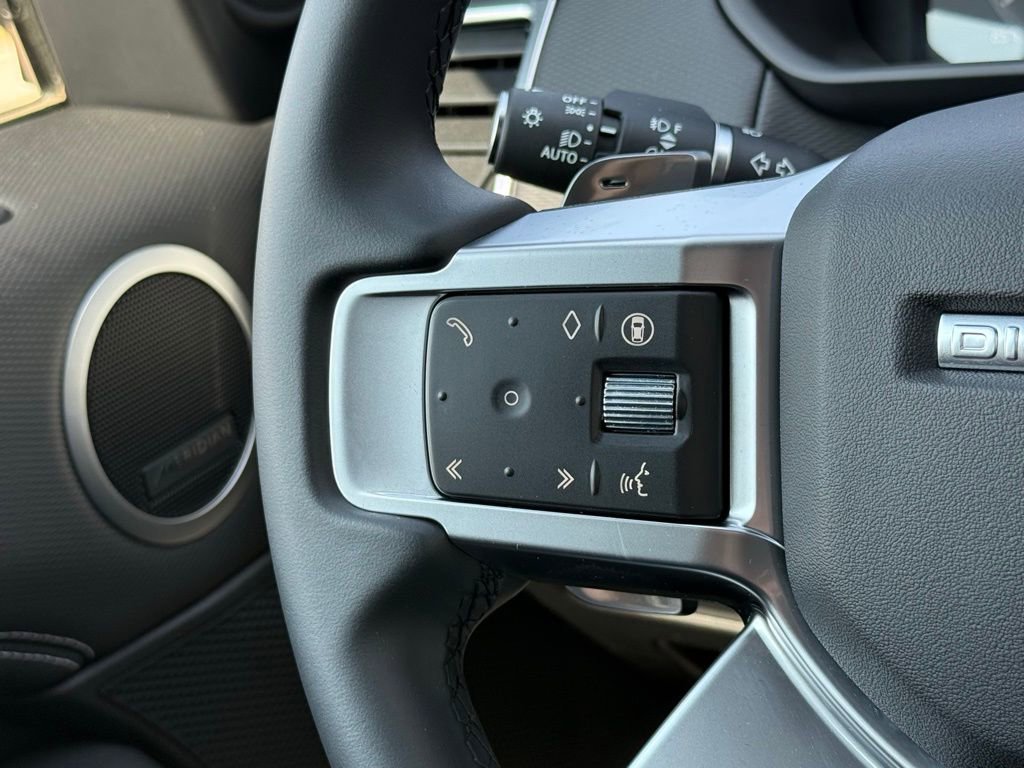 Certified 2025 Land Rover Discovery Dynamic SE image 19