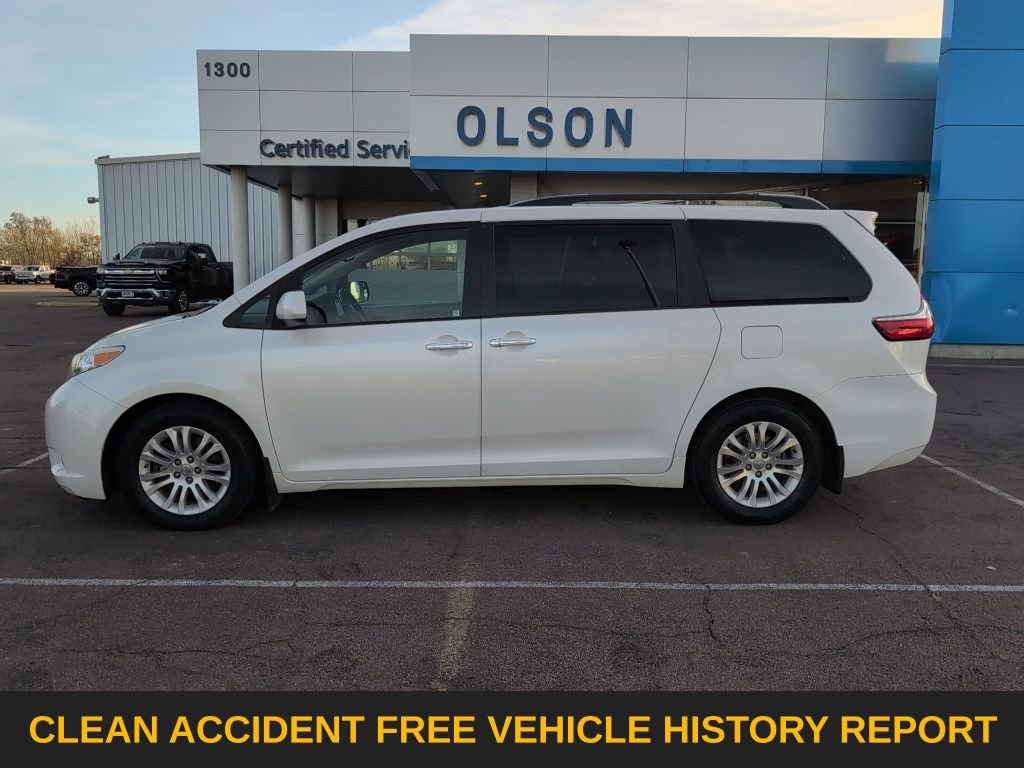 Used 2017 Toyota Sienna XLE w/ XLE Navigation Package image 3