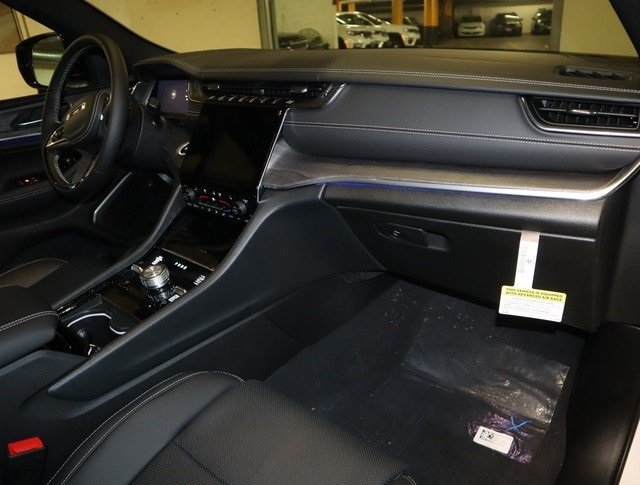New 2023 Jeep Grand Cherokee Overland AWD/4WD image 23