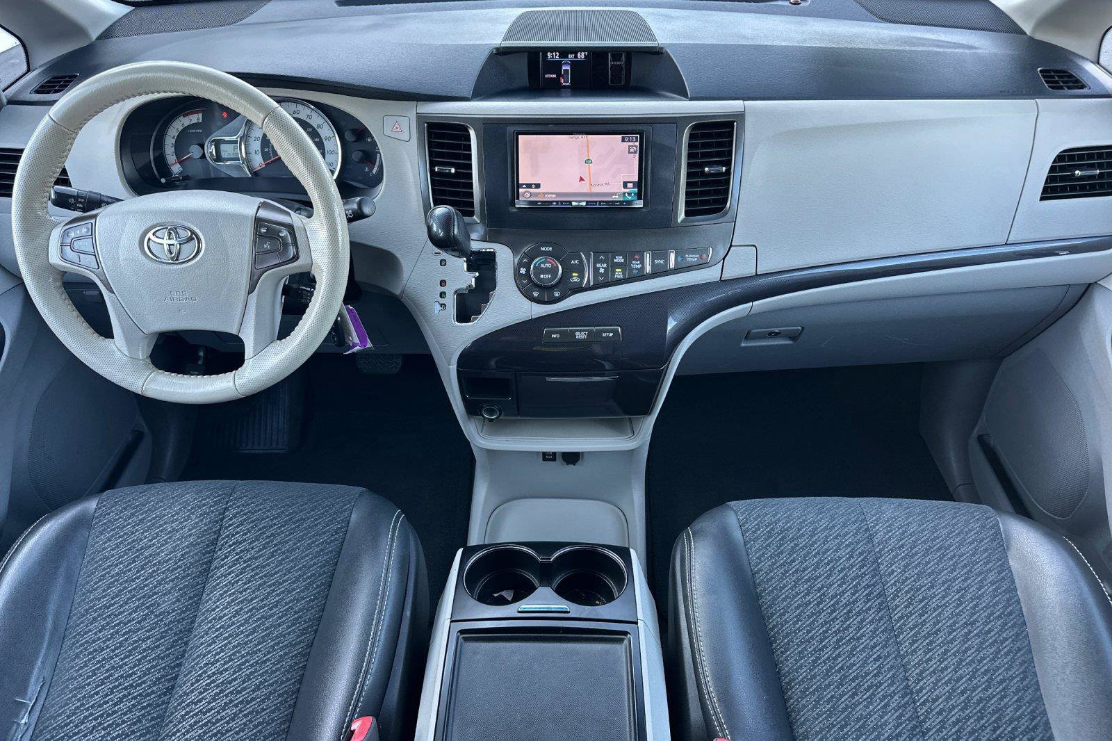 Used 2014 Toyota Sienna SE FWD image 12