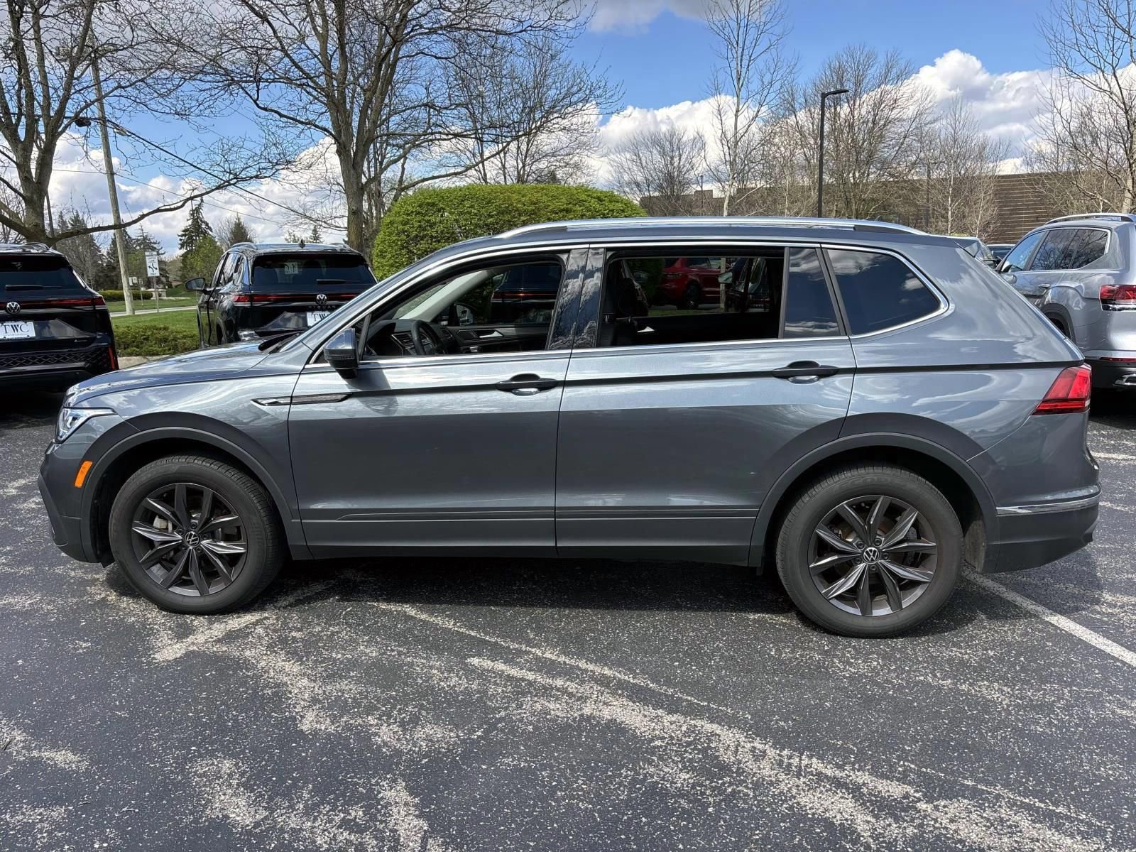 Used 2024 Volkswagen Tiguan SE w/ Panoramic Sunroof Package image 8